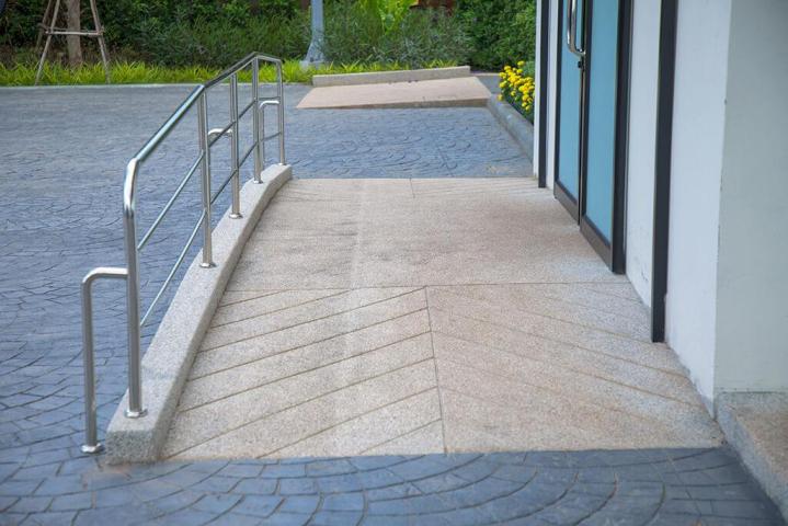 Fiez-vous à nos 30 ans d'expérience pour créer des rampes d’accès adaptées à votre bâtiment. 